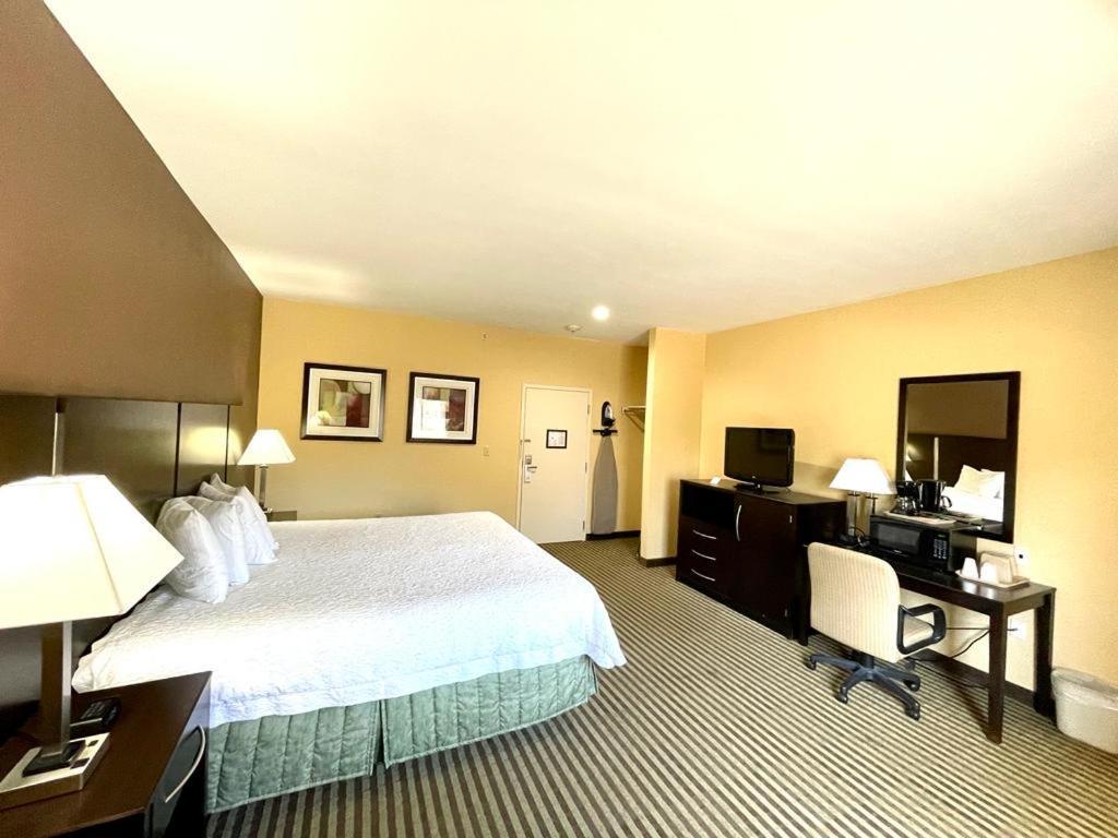 Whitney Inn & Suites Hamden Eksteriør billede